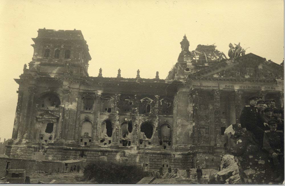 berlin-reichstag-1945